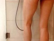 Beautiful latina girl masturbating in the shower - Deessebro